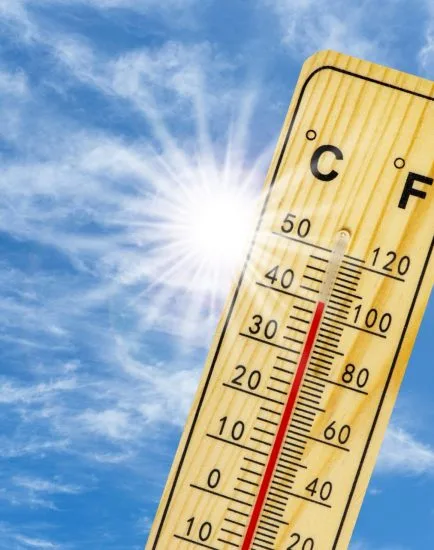 Thermometer zeigt 40 Grad bei Hitzewelle, Dürre und Wassermnagel