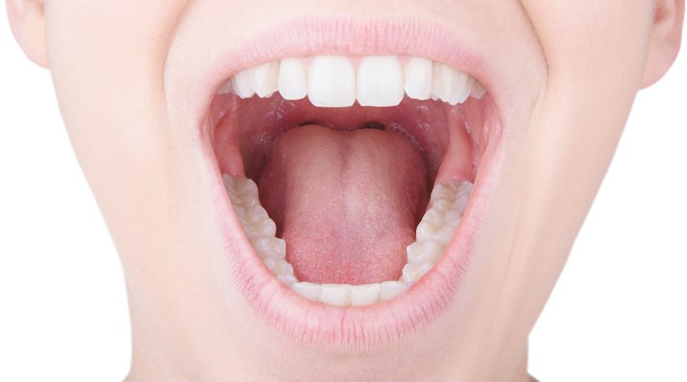 Bocca aperta con denti bianchi e lingua