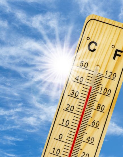 Thermometer zeigt 40 Grad bei Hitzewelle, Dürre und Wassermnagel