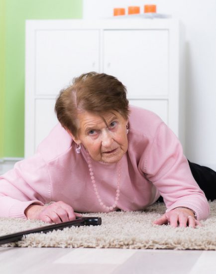 alte frau stolpert über eine teppichkante