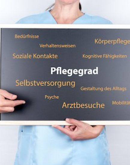 Krankenschwester mit Tafel zum Pflegegrad